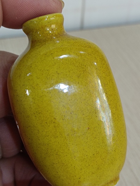 古玩陶瓷黃釉鼻煙壺真品鑒賞圖