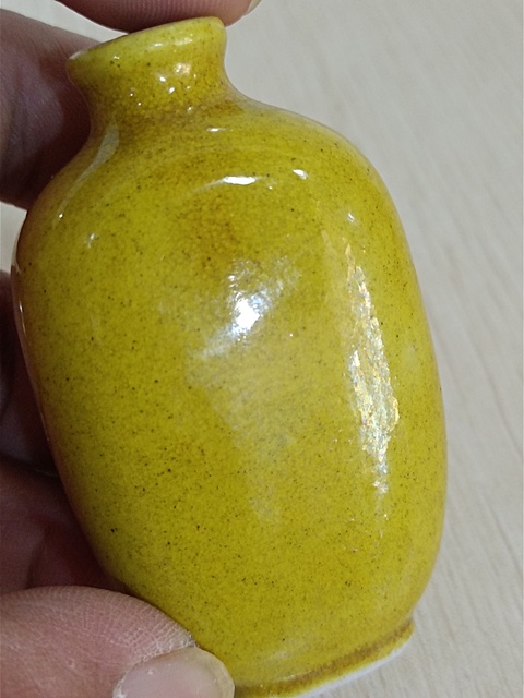 古玩陶瓷黃釉鼻煙壺真品鑒賞圖