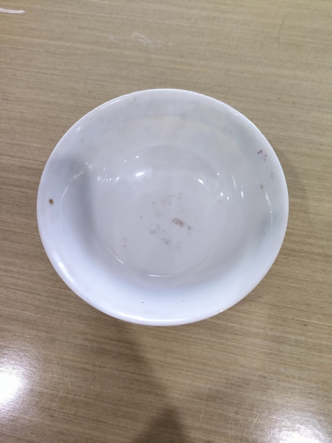 古玩陶瓷黃地粉彩獅紋茶碗真品鑒賞圖