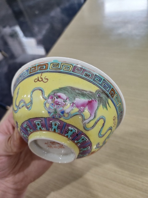 古玩陶瓷黃地粉彩獅紋茶碗真品鑒賞圖