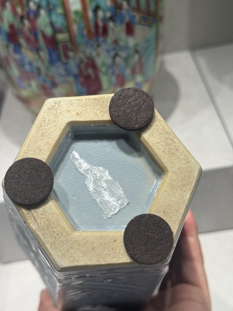 古玩陶瓷天藍釉萬字紋橄欖瓶真品鑒賞圖