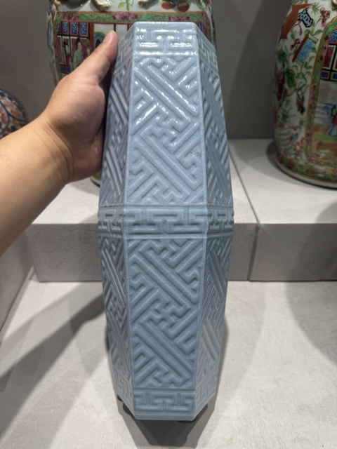 古玩陶瓷天藍釉萬字紋橄欖瓶真品鑒賞圖