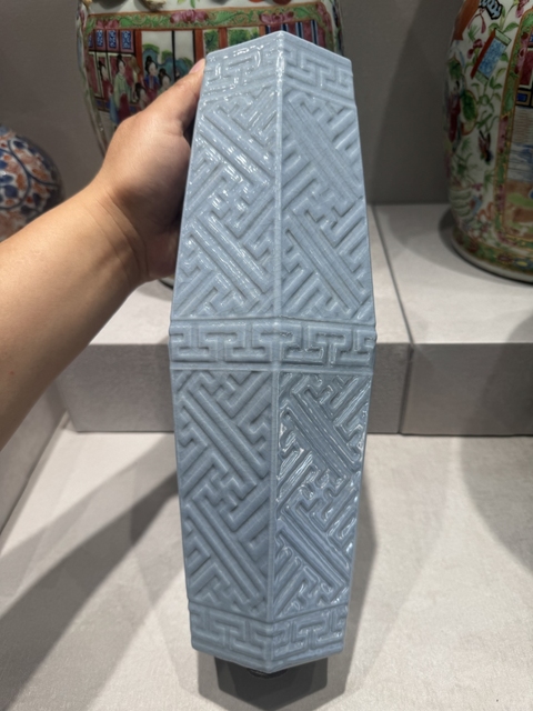 古玩陶瓷天藍釉萬字紋橄欖瓶真品鑒賞圖