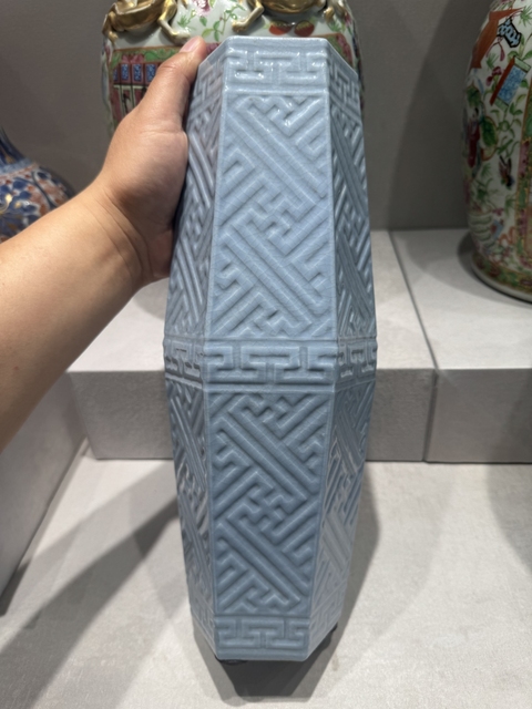 古玩陶瓷天藍釉萬字紋橄欖瓶真品鑒賞圖