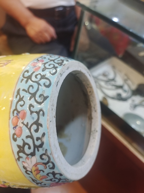 古玩陶瓷清晚期粉彩堆塑花鳥紋瓶真品鑒賞圖