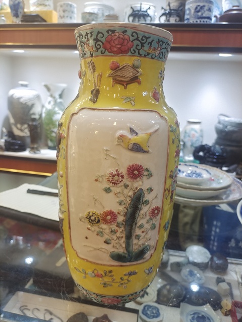 古玩陶瓷清晚期粉彩堆塑花鳥紋瓶真品鑒賞圖