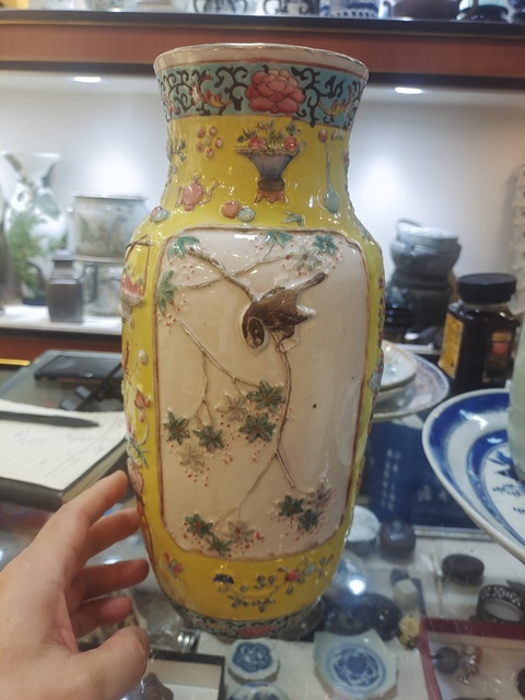古玩陶瓷清晚期粉彩堆塑花鳥紋瓶真品鑒賞圖