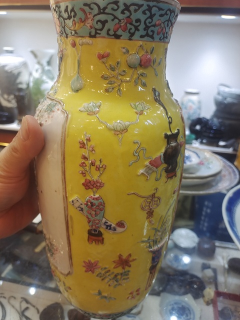 古玩陶瓷清晚期粉彩堆塑花鳥紋瓶真品鑒賞圖