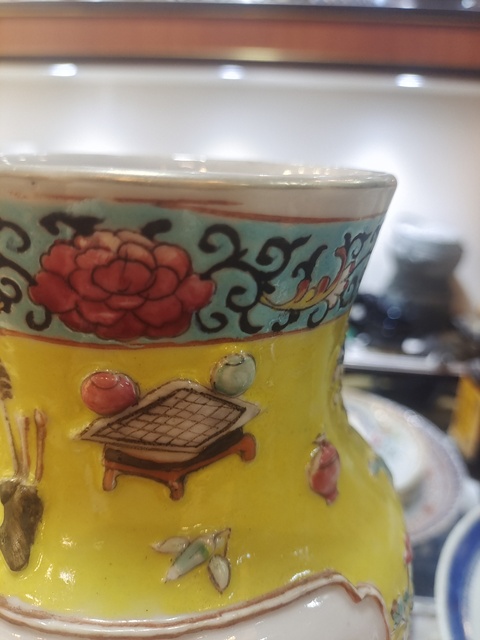 古玩陶瓷清晚期粉彩堆塑花鳥紋瓶真品鑒賞圖
