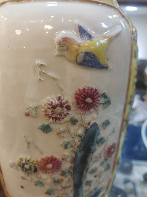 古玩陶瓷清晚期粉彩堆塑花鳥紋瓶真品鑒賞圖