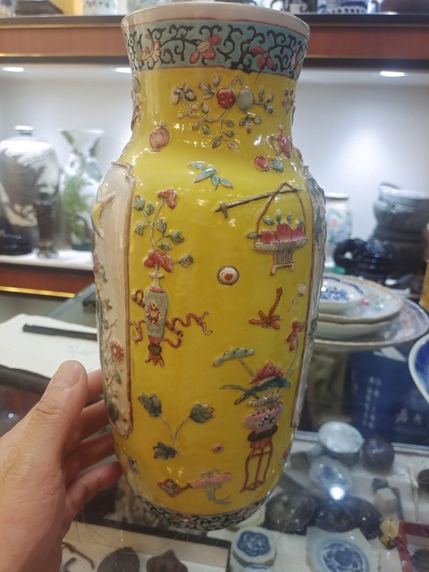 古玩陶瓷清晚期粉彩堆塑花鳥紋瓶真品鑒賞圖