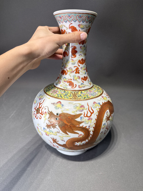 古玩陶瓷民國(guó) 粉彩龍鳳紋賞瓶真品鑒賞圖