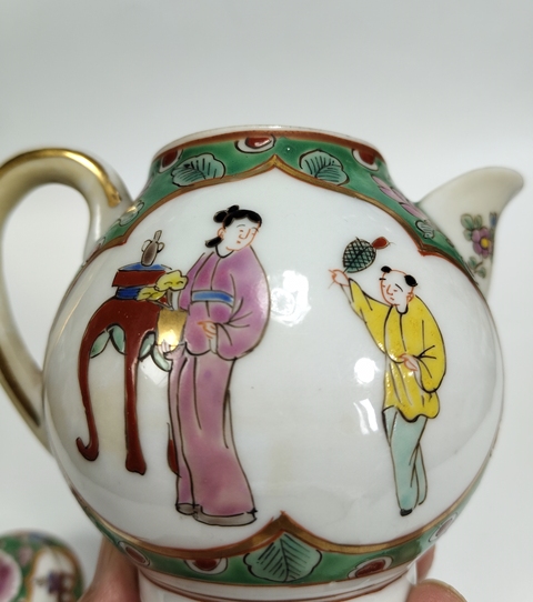 古玩陶瓷粉彩人物紋茶壺真品鑒賞圖