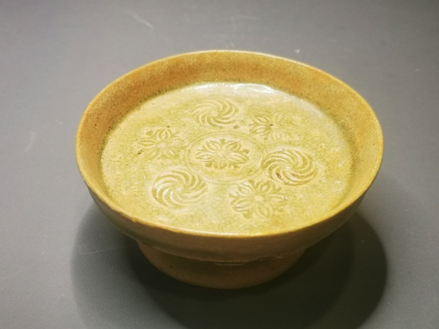 古玩陶瓷南朝至隋洪州窯花卉紋高足盤拍賣,當前價格12000元