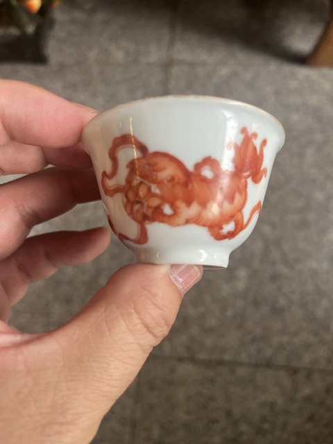古玩陶瓷礬紅獅紋杯真品鑒賞圖