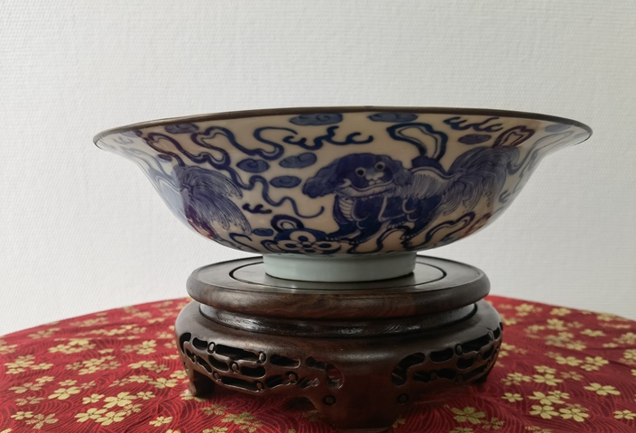 古玩陶瓷飄帶繡球獅子紋青花折沿碗真品鑒賞圖