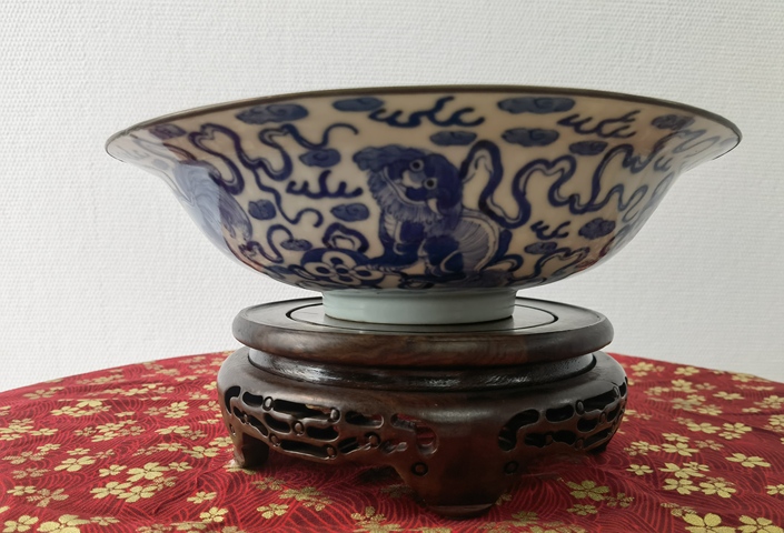 古玩陶瓷飄帶繡球獅子紋青花折沿碗真品鑒賞圖