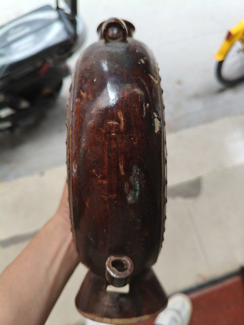 古玩陶瓷褐釉印花抱月瓶真品鑒賞圖