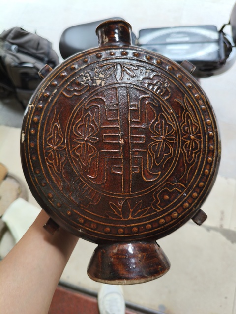 古玩陶瓷褐釉印花抱月瓶真品鑒賞圖