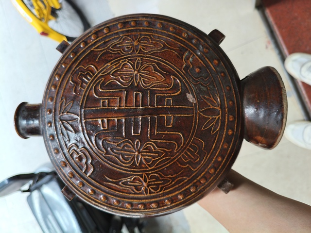 古玩陶瓷褐釉印花抱月瓶真品鑒賞圖