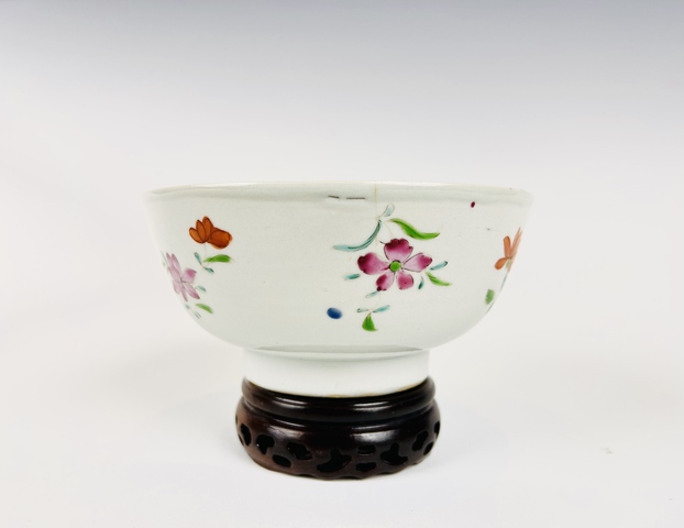 古玩陶瓷清早期·粉彩花卉碗真品鑒賞圖
