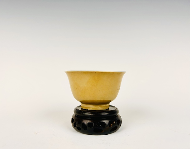 古玩陶瓷清康熙·米黃釉撇口杯真品鑒賞圖