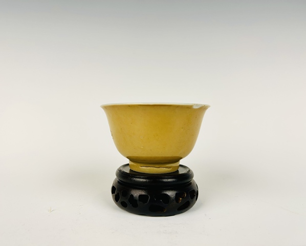 古玩陶瓷清康熙·米黃釉撇口杯真品鑒賞圖