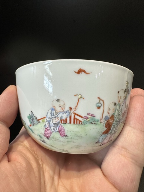 古玩陶瓷當代·粉彩嬰戲紋臥足杯 真品鑒賞圖