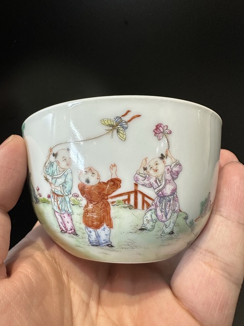 古玩陶瓷當代·粉彩嬰戲紋臥足杯 真品鑒賞圖