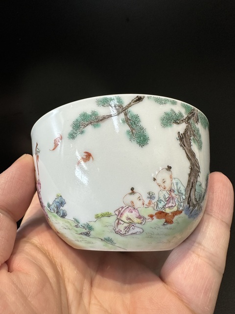 古玩陶瓷當代·粉彩嬰戲紋臥足杯 真品鑒賞圖