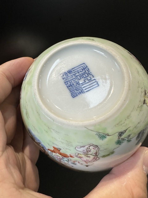 古玩陶瓷當代·粉彩嬰戲紋臥足杯 真品鑒賞圖