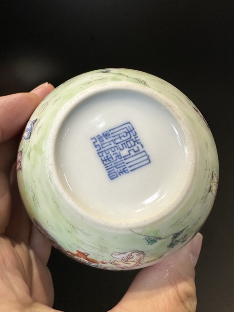 古玩陶瓷當代·粉彩嬰戲紋臥足杯 真品鑒賞圖
