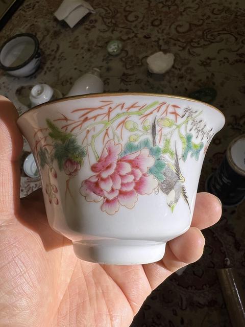 古玩陶瓷粉彩花卉紋茶碗真品鑒賞圖