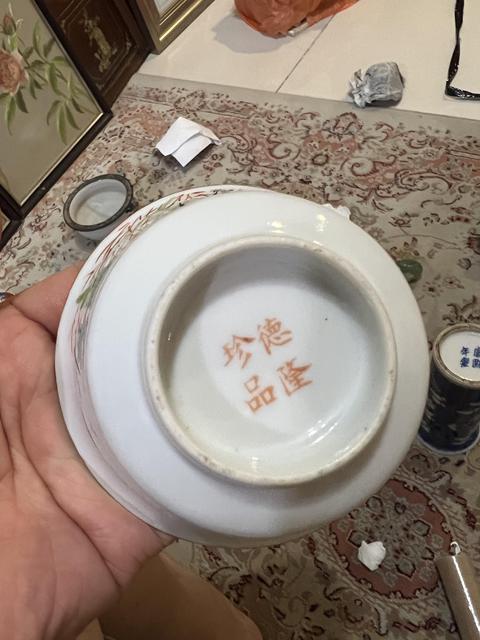 古玩陶瓷粉彩花卉紋茶碗真品鑒賞圖