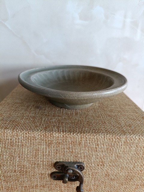 古玩陶瓷龍泉青瓷菊瓣折沿洗真品鑒賞圖