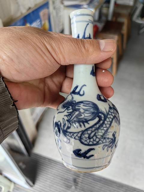 古玩陶瓷青花龍紋長頸瓶真品鑒賞圖