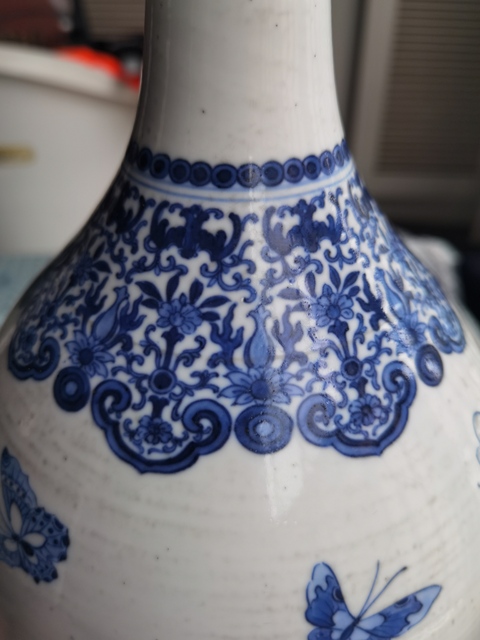 古玩陶瓷青花蝴蝶花卉紋膽瓶真品鑒賞圖