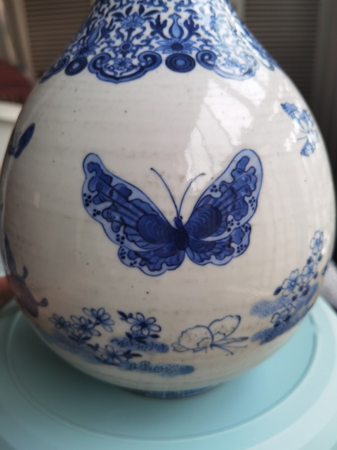 古玩陶瓷青花蝴蝶花卉紋膽瓶真品鑒賞圖