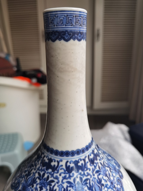 古玩陶瓷青花蝴蝶花卉紋膽瓶真品鑒賞圖