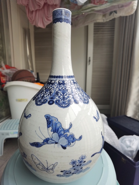 古玩陶瓷青花蝴蝶花卉紋膽瓶真品鑒賞圖