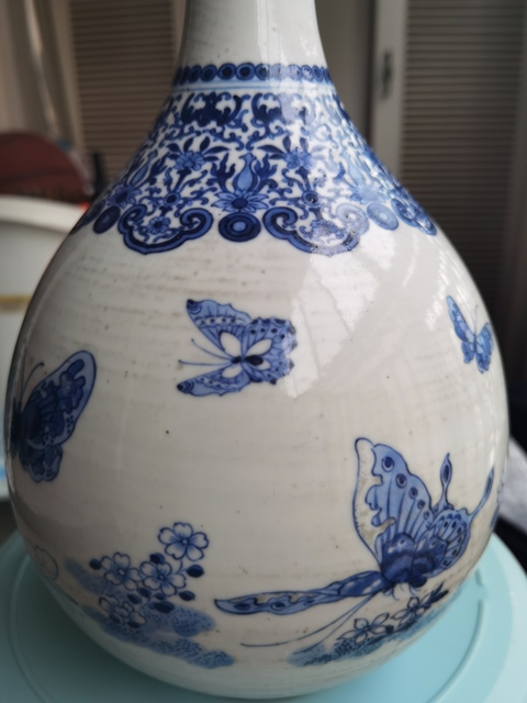 古玩陶瓷青花蝴蝶花卉紋膽瓶真品鑒賞圖