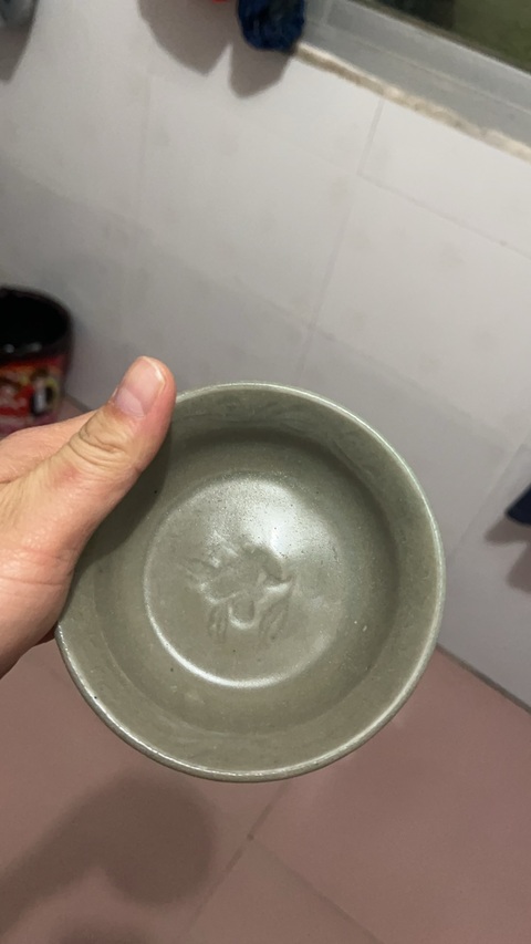古玩陶瓷龍泉青瓷印花碗真品鑒賞圖