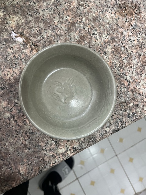 古玩陶瓷龍泉青瓷印花碗真品鑒賞圖