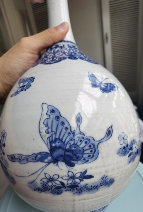 古玩陶瓷青花花蝶紋膽瓶真品鑒賞圖