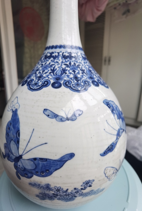 古玩陶瓷青花花蝶紋膽瓶真品鑒賞圖