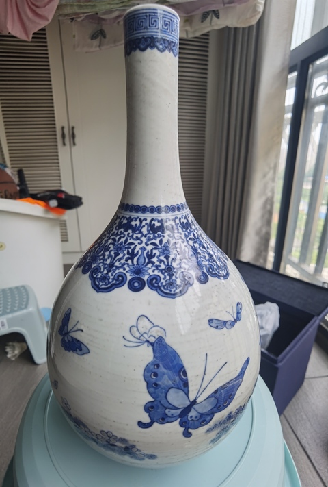 古玩陶瓷青花花蝶紋膽瓶真品鑒賞圖