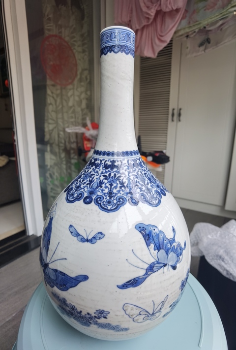 古玩陶瓷青花花蝶紋膽瓶真品鑒賞圖