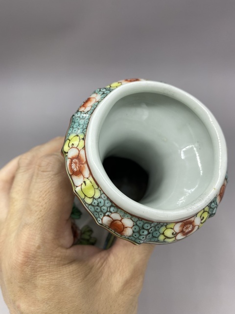 古玩陶瓷晚清時期·五彩花卉博古紋瓜棱洗口瓶拍賣，當前價格4777元