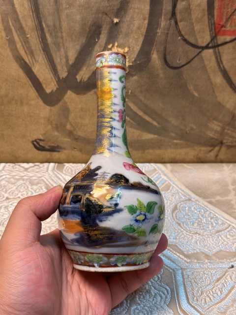 古玩陶瓷清中期青花廣彩長頸瓶拍賣,當前價格0元