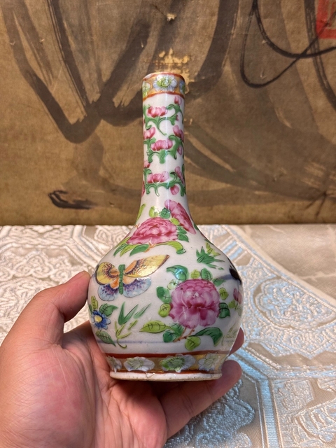 古玩陶瓷清中期青花廣彩長頸瓶拍賣,當前價格0元
